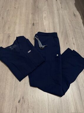 FIGS Navy scrubs set